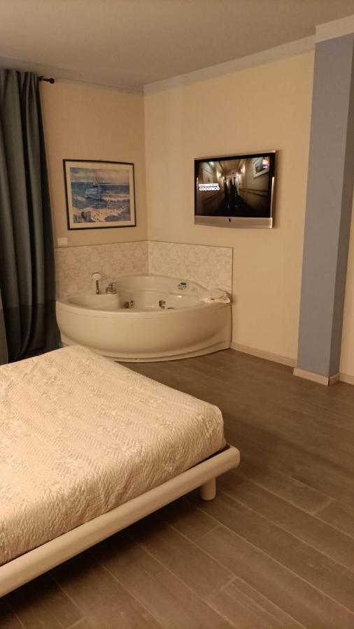 Garda Fantasy Apartment - Jacuzzi Desenzano del Garda Exterior photo